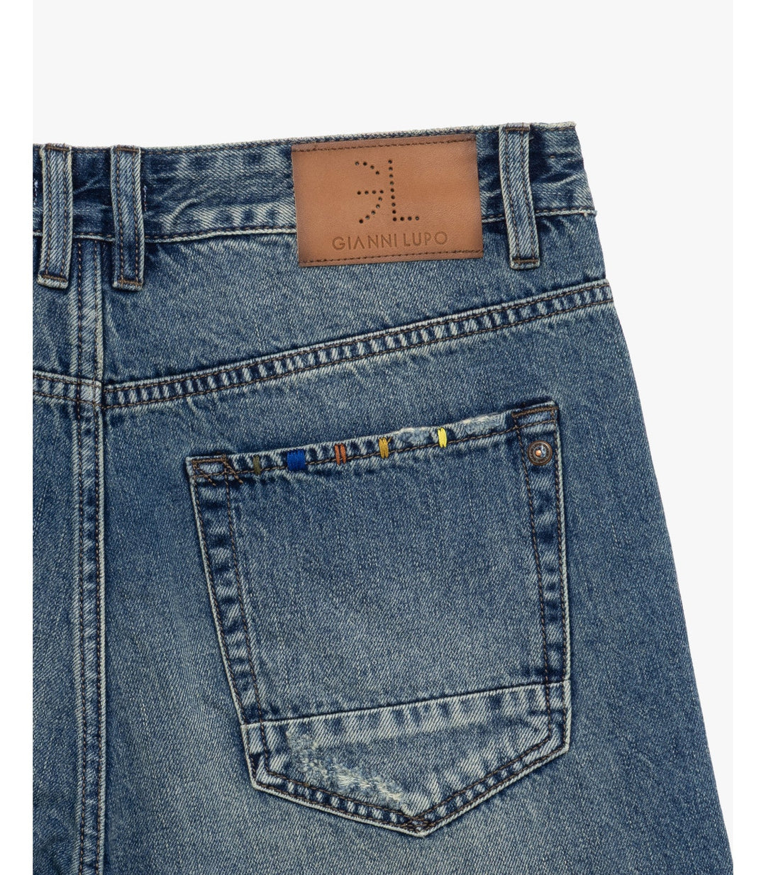 Bermuda in denim con lavaggio used e dettagli destroyed